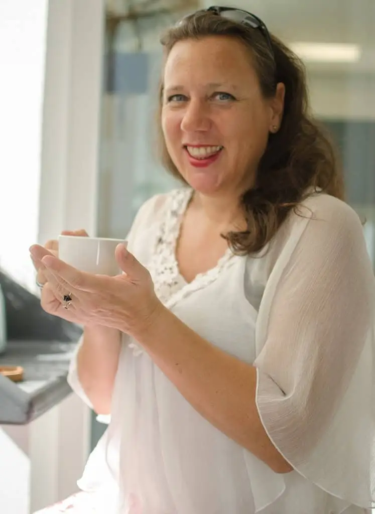 Jay Rebel mit Kaffeetasse